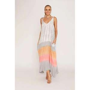 Vestido Maxi Moderno Hecho a Mano con Diseño de Atardecer en la Playa, Silueta Fluida sin Mangas, con Bolsillos Laterales Amplios y Suaves para un Look Perfecto - Product Image 1