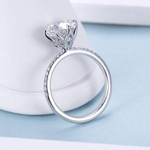 Anillo Moderno de Plata con Diamante Moissanita Corte Esmeralda de Alta Demanda para Uso Unisex, Disponible para Exportación desde India - Product Image 4