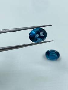 Topacio Azul Oscuro de Londres, Corte Ovalado, Gema Natural de 5.13 Quilates, 7x9MM, para Joyería de Plata - Product Image 4