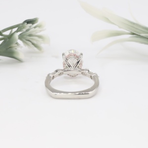 Anillo de Compromiso de Lujo en Oro Blanco con Diamante Ovalado Cultivado en Laboratorio, Halo Oculto Clásico y Piedras Laterales Marquise, Regalo de Aniversario de Bodas - Product Image 2
