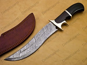 มีดทำมือเหล็กดามัสกัสตีขึ้นรูป สำหรับล่าสัตว์ ใบมีดแบบ Fixed Blade ด้ามไม้ สำหรับกิจกรรมเอาตัวรอดกลางแจ้ง  แบบ Full Tang  ขอบใบมีดหยัก  รับผลิตแบบ OEM - Product Image 6