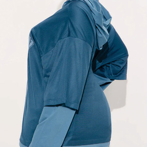 เสื้อฮู้ดตาข่ายสีน้ำเงินสำหรับผู้หญิง เสื้อเจอร์ซีย์อเมริกันฟุตบอล แขนยาวแบบเลเยอร์ สตรีทแวร์ เสื้อผ้ากีฬาระบายอากาศได้ดี เสื้อกีฬาแบบสั่งทำ - Product Image 3