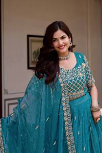 Conjunto de Lehenga Bordado en Color Verde Azulado, Ropa India y Pakistaní, Dupatta con Borde Floral, Blusa sin Mangas y Falda - Product Image 2
