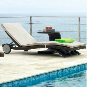 Chaise longue en rotin moderne avec coussin blanc et roulettes pour utilisation en extérieur au bord de la piscine - Product Image 6