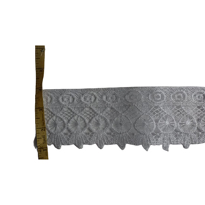 Bordure en dentelle française élégante avec motif circulaire et bord festonné de 1 7/8 pouce de large pour la confection de robes - Product Image 4