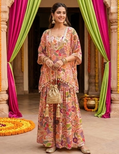 K V International - Conjunto Salwar Kameez Sharara Kaftan Multicolor con Estampado Kitsch, Tradicional, para Fiestas de Otoño, en Rayón Reversible - Product Image 2