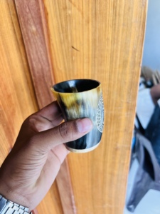 Nouvel ensemble de 2 tasses à shot Viking en corne de buffle polie, écologiques, de qualité supérieure, capacité 50-100 ml - Product Image 2