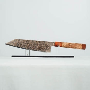 Cuchillo de chef hecho a mano con acero damasco y cobre, con mango de madera natural, para cocina profesional y uso en restaurantes. - Product Image 3