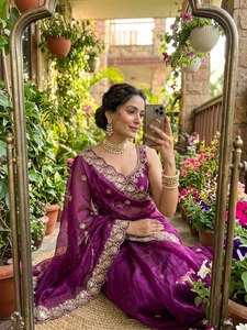 Sari en satin Royal Aura, Sari en satin Golden Bloom, Sari en satin Diamond Drape, Sari en satin brodé Signature - Product Image 4
