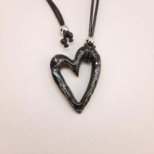 Collier ajustable en résine acrylique noire fait main de luxe, en forme de cœur, minimaliste, romantique, cadeau pour femme - Product Image 6