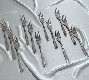 Fourchette à dessert en acier inoxydable durable pour servir les desserts |   Polissage miroir |   Design fin |   Moderne |   pour hôtel, restaurant, maison - Product Image 1