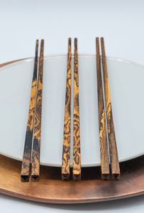 Ensemble de baguettes décoratives en bois pour la cuisine asiatique traditionnelle et la décoration de table de restaurant moderne - Product Image 1