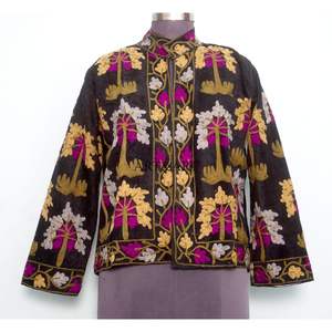 เสื้อแจ็คเก็ตคอร์ติสผ้าฝ้าย 100% ปักลายด้วยมืออย่างหรูหรา ลายดอกไม้ประณีต สง่างามเหนือกาลเวลา คอลเลคชั่นพิเศษสำหรับฤดูหนาว - Product Image 1