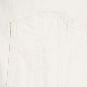 Mono largo de mezclilla de tiro medio con cuello, sin mangas, pierna de corte recto y bolsillos cuadrados en la parte delantera, blanco, tipo short. - Product Image 6