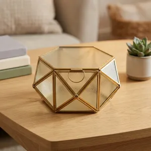 Artisan Design B110 Geometrische Schmuckbox aus Messing & Glas mit Goldrahmen und Messingfinish für Halsketten- und Ringaufbewahrung - Product Image 2