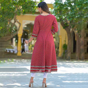 Kurta Anarkali de Algodón Color Granate con Estampado Floral para Mujer, Cuello Redondo, Mangas Tres Cuartos, Diseñada para Uso Casual Étnico Global - Product Image 2