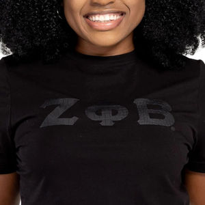 Camiseta de Mujer Zeta Phi Beta con Letras de Cuero de Serpiente Negro sobre Negro, 100% Algodón, Ropa de Hermandad, Moda Griega, Orgullo Universitario - Product Image 4