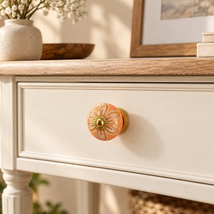 Pomo de Cerámica SHUBHAM con Diseño Floral de Melocotón y Base Dorada, Tirador Decorativo para Cajones y Muebles - Product Image 4