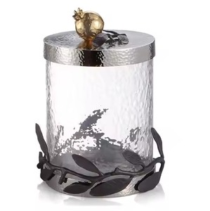 Pot à bougie en verre martelé Grenade Botanique avec couvercle argenté martelé et base en feuille noire - Product Image 1