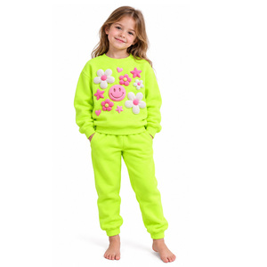 Ensemble de survêtement pour enfants vert néon avec motif floral et visage souriant, décoration de fleurs roses et blanches, ensemble décontracté deux pièces - Product Image 3