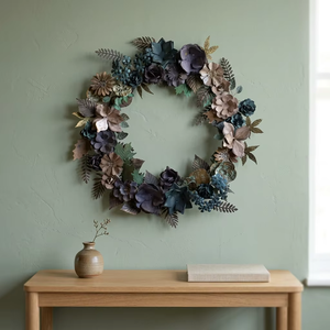 Impresionante corona floral metálica con flores azules profundos, suculentas y hojas de bronce, un hermoso adorno para espacios elegantes - Product Image 3