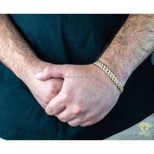 สร้อยข้อมือคิวบันทองคำเหลืองพรีเมียมประดับโมอิสซาไนต์ พร้อมเพชร VVS ฝังด้วยมือ ดีไซน์หรูหราดูคล้ายเพชร - Product Image 3