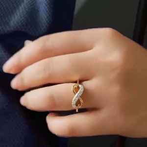 Anillo Infinito con Moissanita Redonda, Anillo de Compromiso Delicado en Oro Sólido de 14K, Anillo de Promesa Minimalista, Regalos Únicos para Novia - Product Image 3