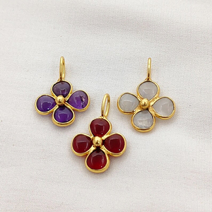 Pendentif en améthyste en forme de trèfle, serti clos, 5 mm, lisse, fait main, avec boucle 7x5 mm, breloque en pierre précieuse plaquée or - Product Image 3