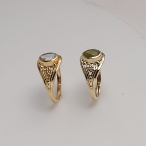 Anillo de latón electrochapado con topacio azul ovalado de 5*7mm, tamaño fijo, halo minimalista, diseño de paz, joyería hecha a mano con engaste de bisel. - Product Image 3