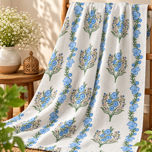 Tissu en coton tissé de qualité supérieure avec des imprimés floraux bleus pour la confection de vêtements et les projets de couture, ainsi que pour la décoration de la maison. - Product Image 3