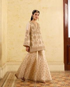 Naaz - Conjunto de 3 piezas de Kurta Sharara de Seda Dorada - Top de Seda Chinon con Hilo y Bordado de Lentejuelas, Palazzo con Borde Calado y Dupatta - Product Image 1