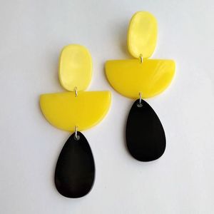 Boucles d'oreilles en résine faites à la main avec un design artistique moderne, bijoux légers et originaux pour femmes, décoratifs et colorés - Product Image 3