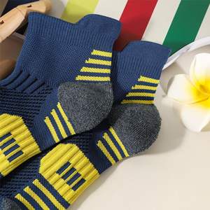 Chaussettes courtes pour hommes en polyester et coton, couleur unie (noir, blanc, gris), confortables et respirantes, collection Printemps-Automne 2026 - Product Image 5