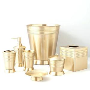 Los tonos metálicos ricos en tonalidades metálicas de los accesorios de baño crean una sensación de calidez y sofisticación. La ingeniería de precisión garantiza un montaje perfecto. - Product Image 5