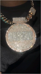 จี้ตัวอักษรทรงกลมแบบกำหนดเอง เครื่องประดับแฟชั่นหรูหรา ประดับเพชรโมอิสซาไนต์ VVS เงินแท้ 925 ชุบทอง 18K สไตล์ฮิปฮอป - Product Image 2