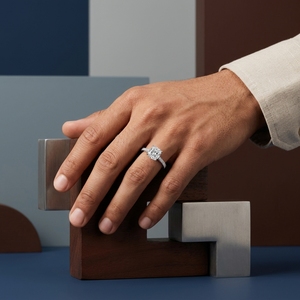 Anillo de Compromiso Clásico para Mujer en Platino PT950 con Diamantes de Corte Cushin 2 y Diamantes Laterales, Certificado IGI - Product Image 3