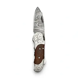 Cuchillos de Caza Plegables Marrones con Mango Grabado, Accesorios Metálicos y Hoja con Diseño para Equipamiento de Camping y Colecciones de Cuchillos de Viaje - Product Image 1