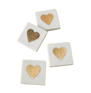Sous-verres en marbre tendance avec cœur doré, décoration de luxe pour hôtels, sous-verres de table en marbre et or, sous-verres design avec couvercle - Product Image 1