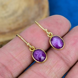 Pendientes de Gancho con Gema de Rubí Natural en Forma Ovalada, Acabado en Oro de 18k sobre Plata de Ley 925 - Product Image 1