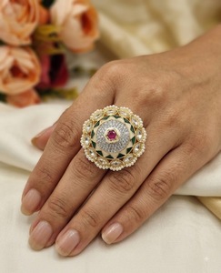 Bague Ronde en Kundan avec Perles et Pierres Élégantes, Ornée de Motifs Meenakari, pour Femme – Idéale pour Mariage, Tenues Ethniques et Festives – Vente en Gros - Product Image 2