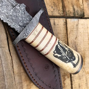 Cuchillo de caza hecho a mano de acero de Damasco con hoja de punta caída, mango de marfil con diseño de guadaña y funda de cuero. - Product Image 3