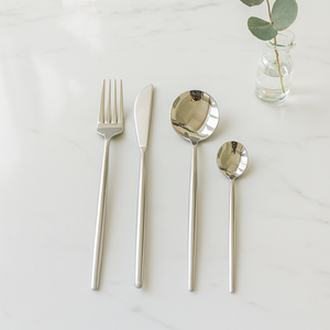 ชุดช้อนส้อมสแตนเลสสีเงินพร้อมโลโก้สั่งทำ ขายส่งคุณภาพสูง ขัดเงาแบบกระจก สำหรับรับประทานอาหารอย่างหรูหรา - Product Image 1