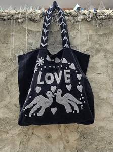 Sac fourre-tout en velours noir fait main sur mesure avec broderie chic en lettres LOVE argentées, colombes, cœurs et appliques florales - Product Image 4