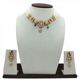 Ensemble de collier traditionnel élégant avec pierres roses, rangs de perles et boucles d'oreilles pendantes assorties pour les occasions de mariage et festives. - Product Image 3