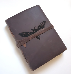 Journal en cuir Death's Head Hawk Moth, personnalisation gratuite 5" x 7", choix de papier ligné ou non ligné - Product Image 1