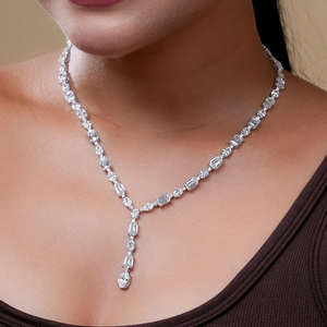 Collar Clásico con Diamantes Cultivados en Laboratorio en Forma de Y con Esmeraldas Ovaladas y Diamantes Redondos con Certificación VVS2, Joyería de Oro Sólido - Product Image 3