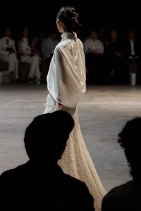 Vêtements pour femmes en gros, ODM, CALLISTA COCOON CAPE, élégant, satin Mison, 89% triacétate - 11% polyester, ensembles pour femmes - Product Image 4