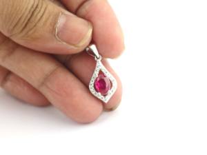 Colgante de plata de ley 925 con halo de rubí, delicado y minimalista, para ella. - Product Image 5