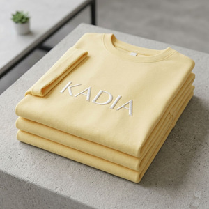 Camiseta personalizada de algodón 100% color amarillo pastel, con logotipo bordado en blanco, estilo streetwear, de primera calidad para hombre. - Product Image 6