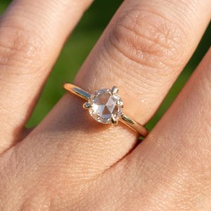 Bague en argent sterling 925 avec moissanite, pierre ronde brillante, bijou élégant et étincelant, cadeau tendance - Product Image 1